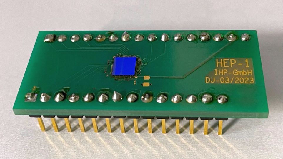 Der Sicherheitschip ist auf einer Hilfsplatine aufgebaut und in einem Standardsockel auf die Hauptplatine gesteckt. Die Hauptplatine realisiert die Kommunikation mit anderen Bauteilen. Chip auf Platine