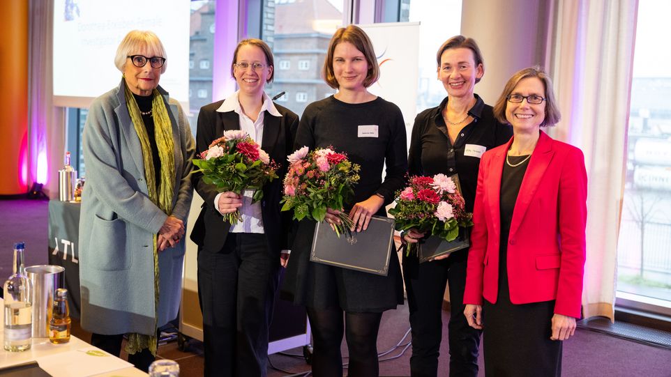 v.l.: Prof. Gabriele Gillessen-Kaesbach, Präsidentin der UzL; Prof. Silke Szymczak, UzL; Prof. Sabrina Jabs, CAU und UKSH; Prof. Silke Meiners, FZB und CAU; Prof. Simone Fulda, Präsidentin der CAU Preisträgerinnen und Laudatorinnen
