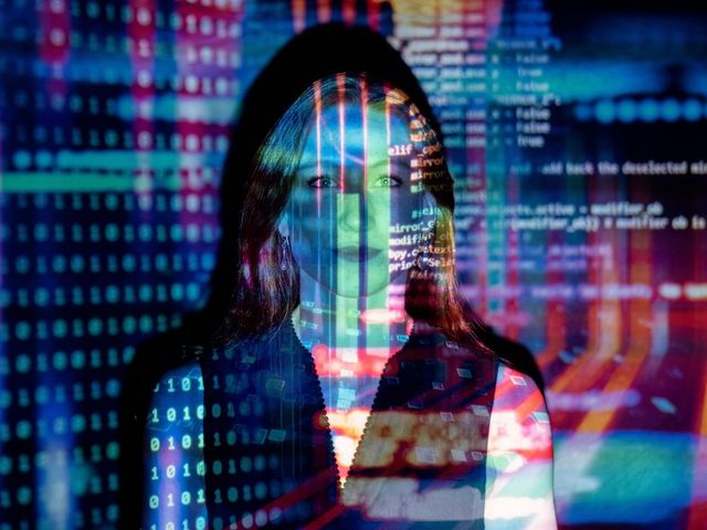 Portrait einer Frau, auf das Code projiziert wird