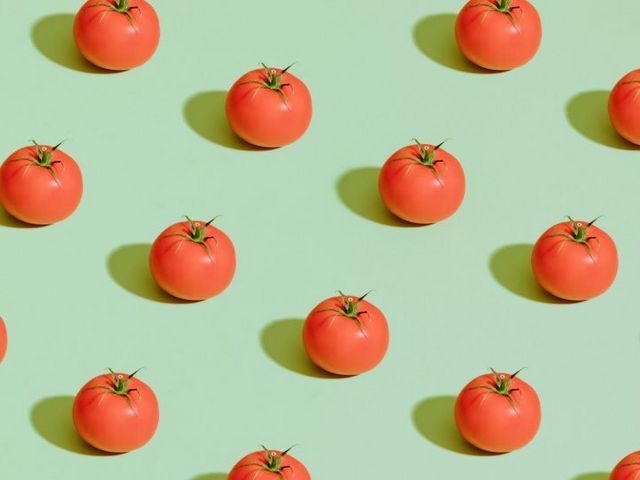 Geometrisches Muster aus Tomaten
