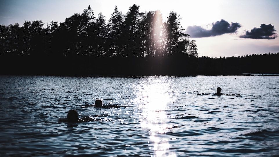 Badende Menschen in einem See