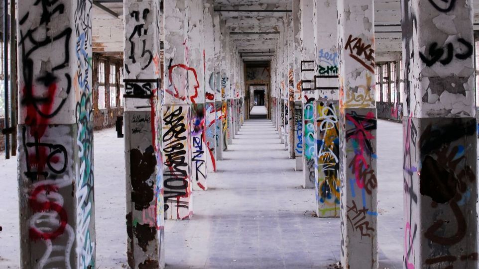 Leerstehende graffitibesprühte Halle