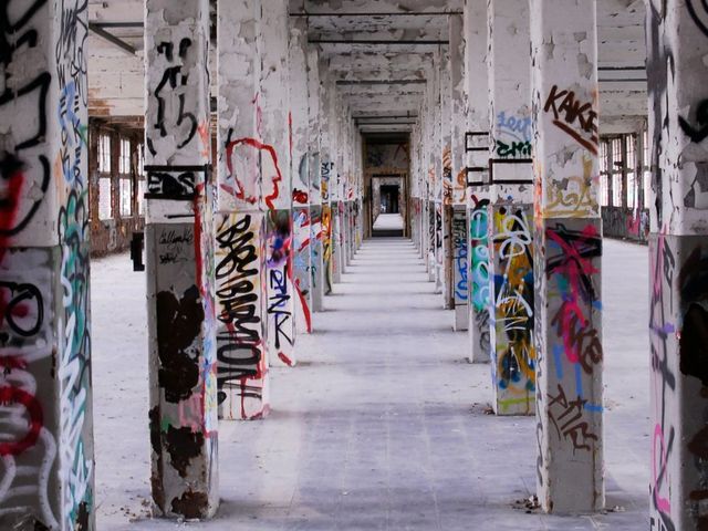 Leerstehende graffitibesprühte Halle