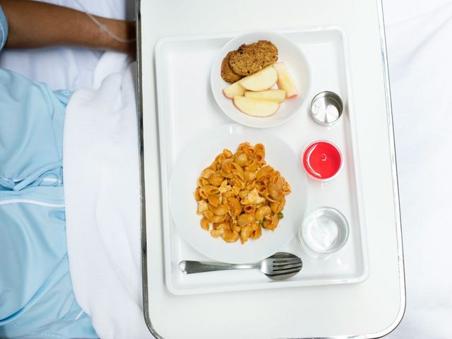 Tablett mit Krankenhausessen
