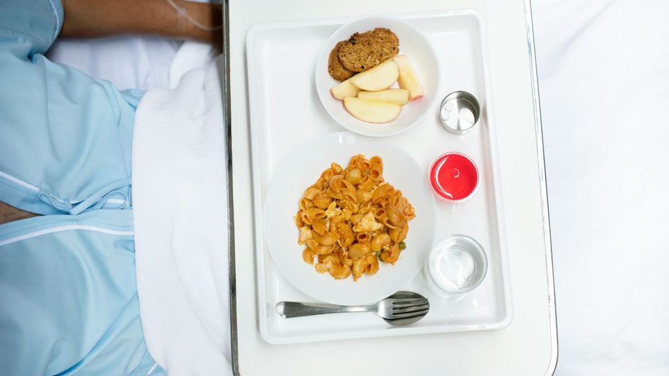 Tablett mit Krankenhausessen