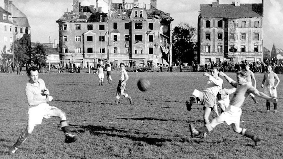 Spielszene im zerstörten Grünwalder Stadion 1945