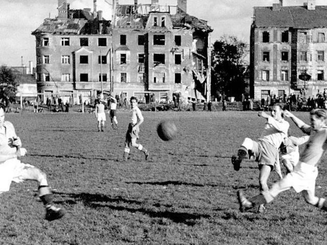 Spielszene im zerstörten Grünwalder Stadion 1945