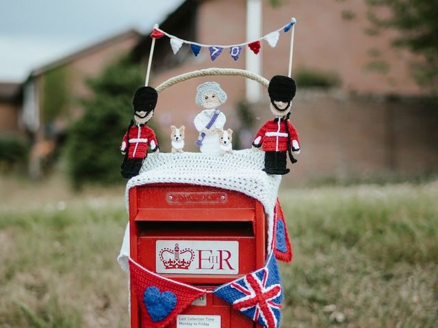 Britischer Briefkasten mit Queen und Wächter Figuren 
