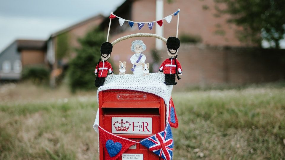 Britischer Briefkasten mit Queen und Wächter Figuren 