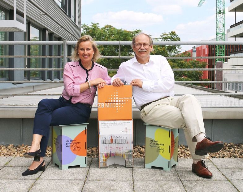 Garbriele Hermann-Krotz und Dietrich Nelle mit Leibniz-Hocker