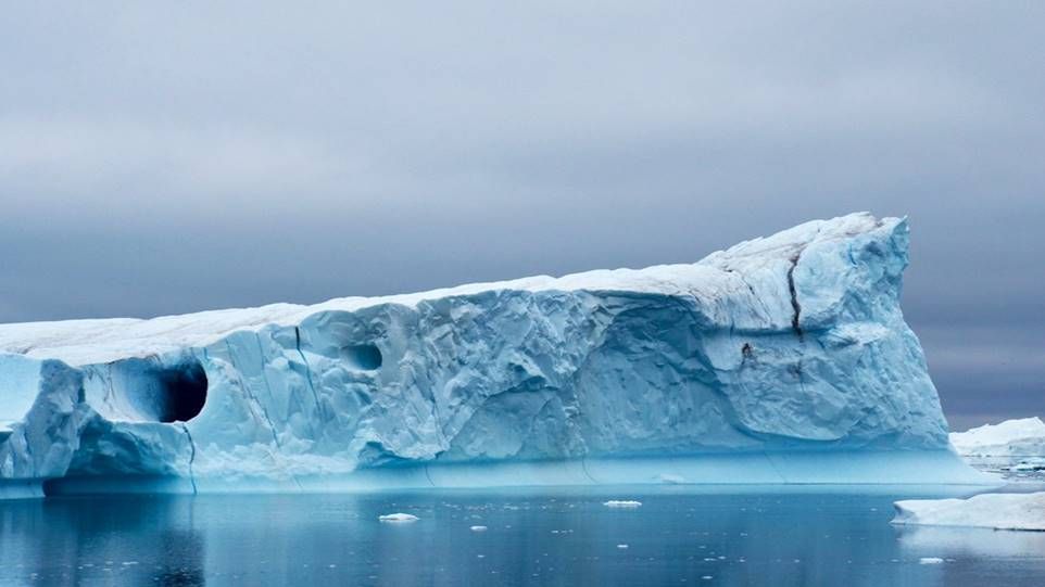 Eisberg in ruhigem Meer, Wasser teilweise gefroren