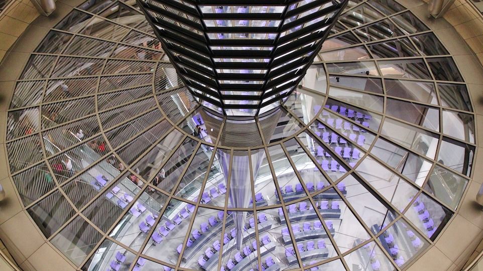 Blick durch die Glaskuppel des Reichstags