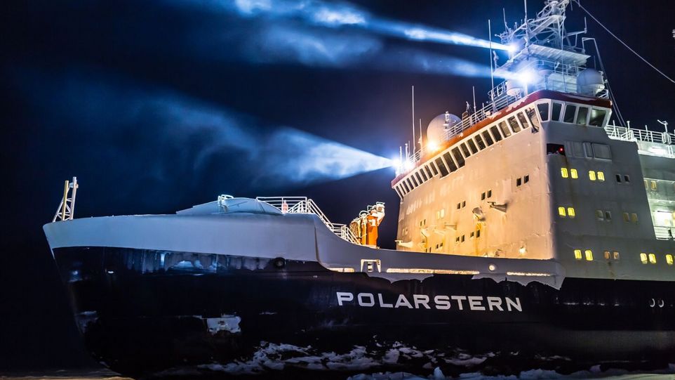 Das Bild zeigt den Eisbrecher Polarstern in der Arktis.