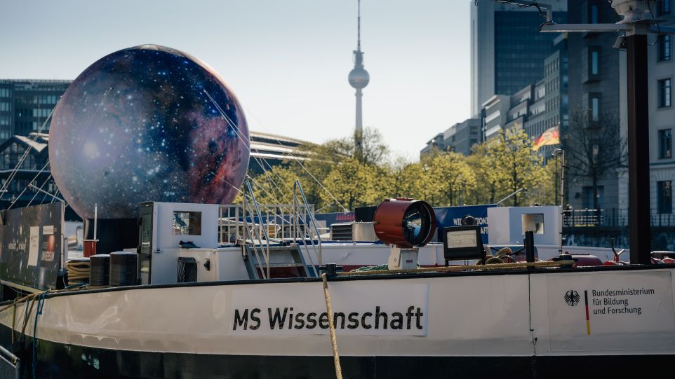 Die MS Wissenschaft vor Anker in Berlin, im Hintergrund der Fernsehturm