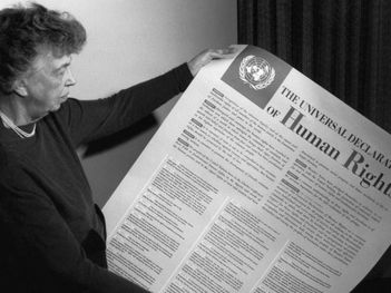 Eleanor Roosevelt mit einem Poster der Universal Declaration of Human Rights