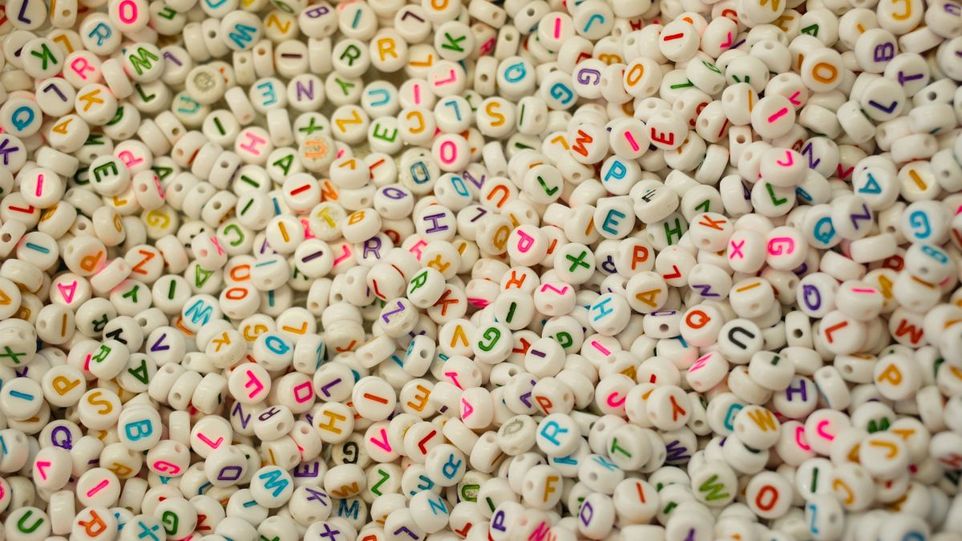 Bunte Buchstabenperlen
