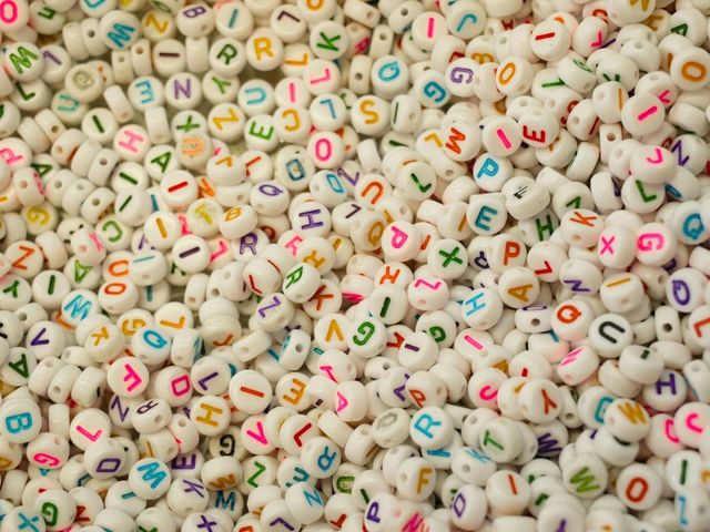 Bunte Buchstabenperlen