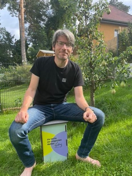 Swen Schulz auf einem Leibniz-Hocker