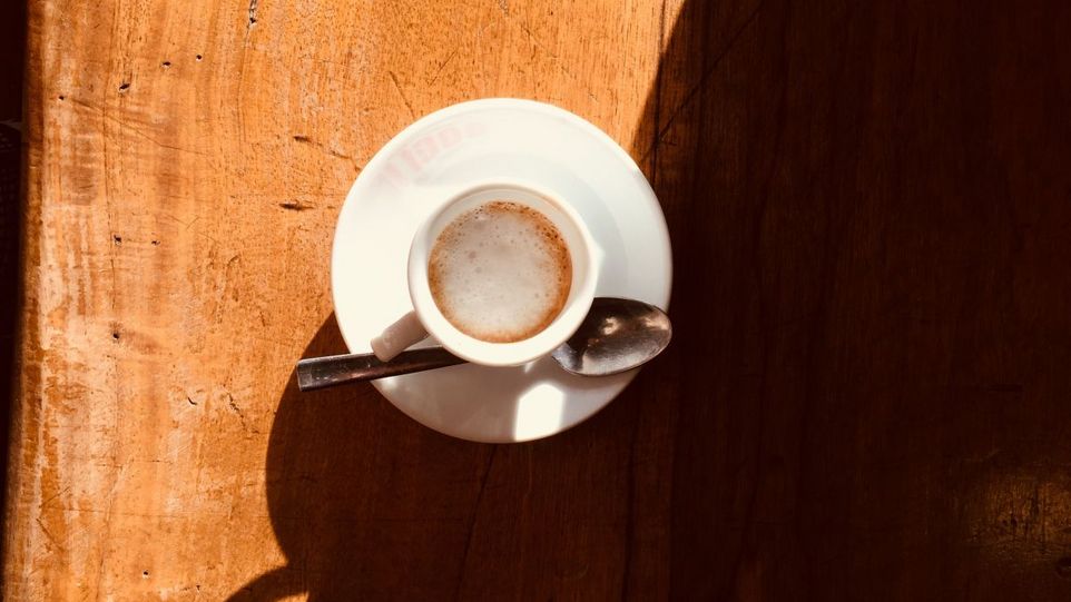 Esspresso auf Holztisch