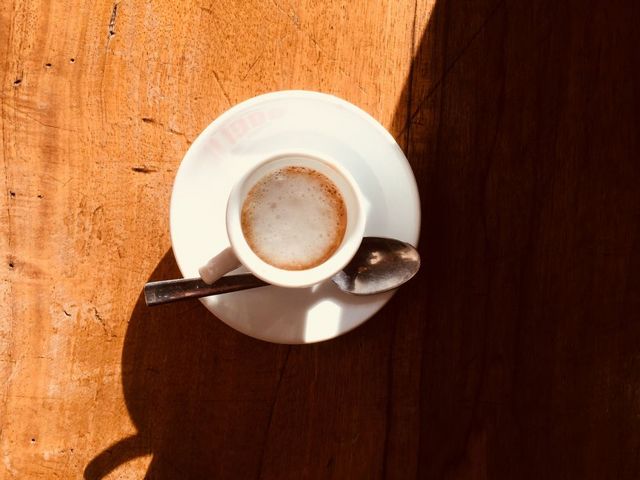 Esspresso auf Holztisch