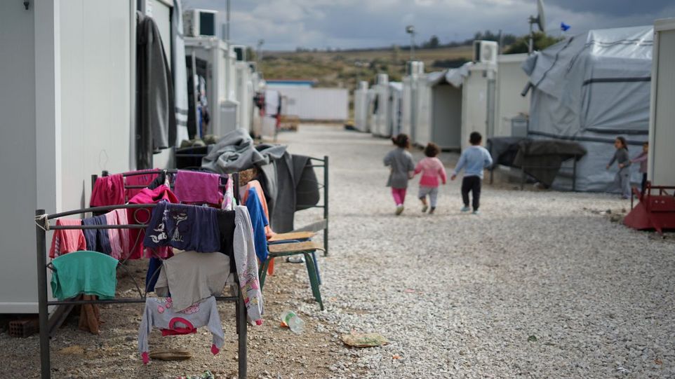 Flüchtlingscamp in Griechenland Kleine Kinder in einem Flüchtlingscamp