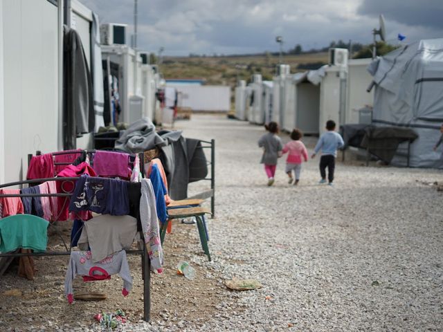 Kleine Kinder in einem Flüchtlingscamp