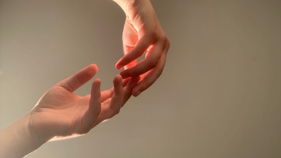 Der AHR-Signalweg spielt eine wichtige Rolle für die Hautgesundheit. Zwei sich berührende Hände
