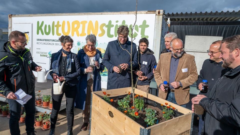 v.l.n.r. Christian Mehnert, Dr. Ariane Krause, Prof. Dr. Nicole van Dam, Michael Kellner, Florian Augustin, Dr. Wolf Junker Menschen vor einem Blumenhochbeet
