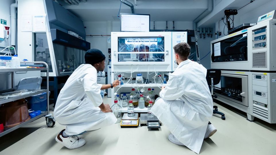 Biophelion gibt auch Nachwuchswissenschaftlern die Möglichkeit, sich zu qualifizieren. Zwei Junge Männer vor einer Apparatur