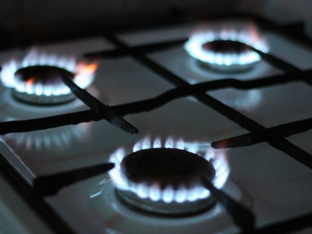 Gasherd mit entzündeten Flammen