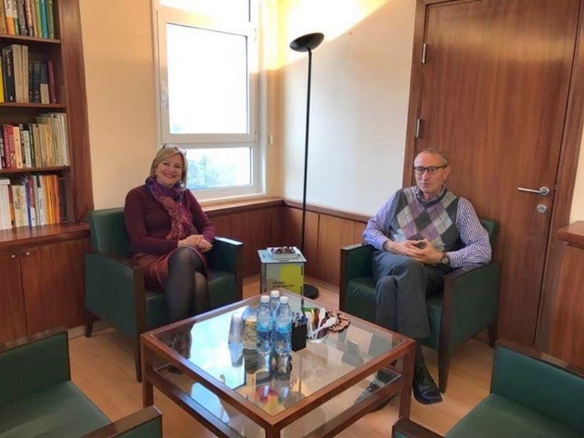 Menachem Ben-Sasson und Michal Lifschitz neben Leibniz-Hocker