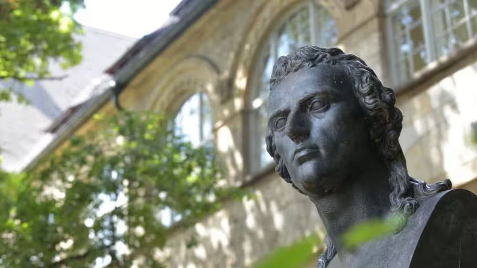 Die Friedrich-Schiller-Universität Jena ist einer von fünf neu ausgewählten Exzellenzstandorten. Schiller-Büste vor der Uni Jena