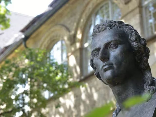 Schiller-Büste vor der Uni Jena
