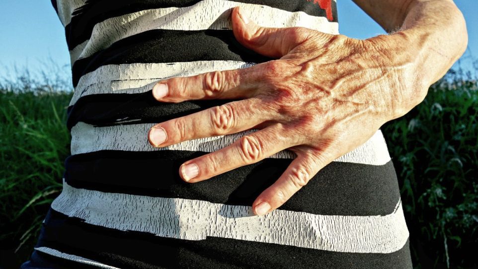 Unterkörper mit daraufgelegter Hand