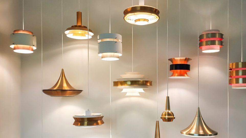 Brennende Lampen in verschiedenen Formen