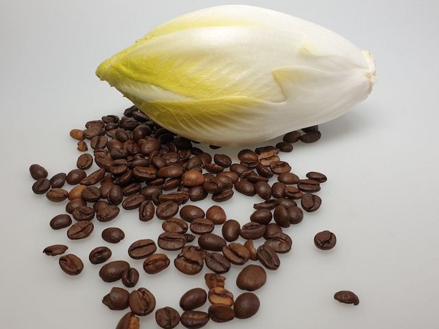 Chicorée und Kaffeebohnen