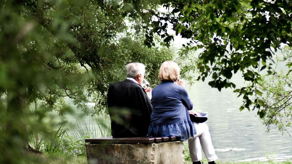 Das Bild zeigt ein älteres Paar am See.
