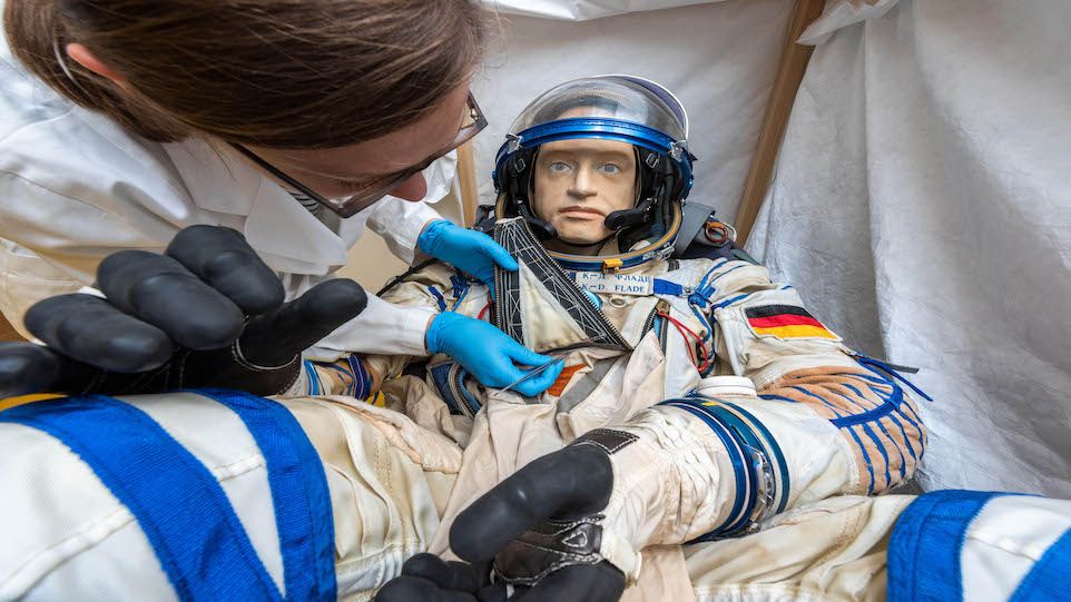 Russischer Raumanzug, welcher von Restaurierungsforscherin Marisa Pamplona gereinigt wird