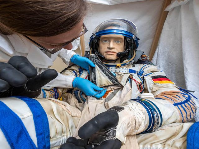 Russischer Raumanzug, welcher von Restaurierungsforscherin Marisa Pamplona gereinigt wird