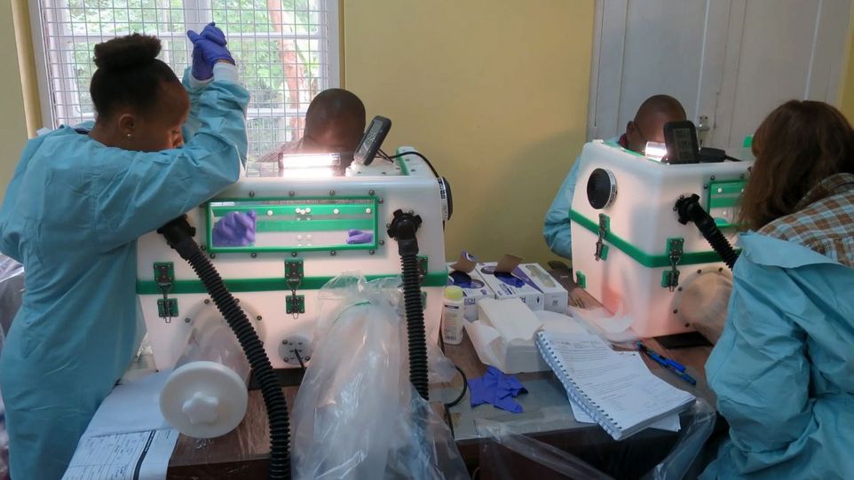 Labor-Training in Arusha/Tansania Labor-Mitarbeitende bei der Arbeit an der glove box