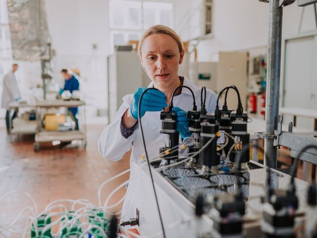Wissenschaftlerin im Labor bedient Messgeräte