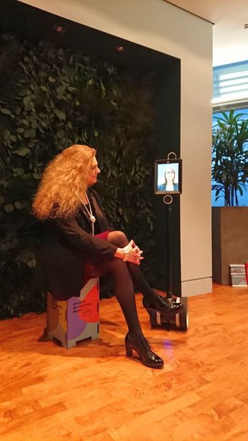 Sabina Jeschke auf Leibniz-Hocker sitzend während einem Video-Telefonat