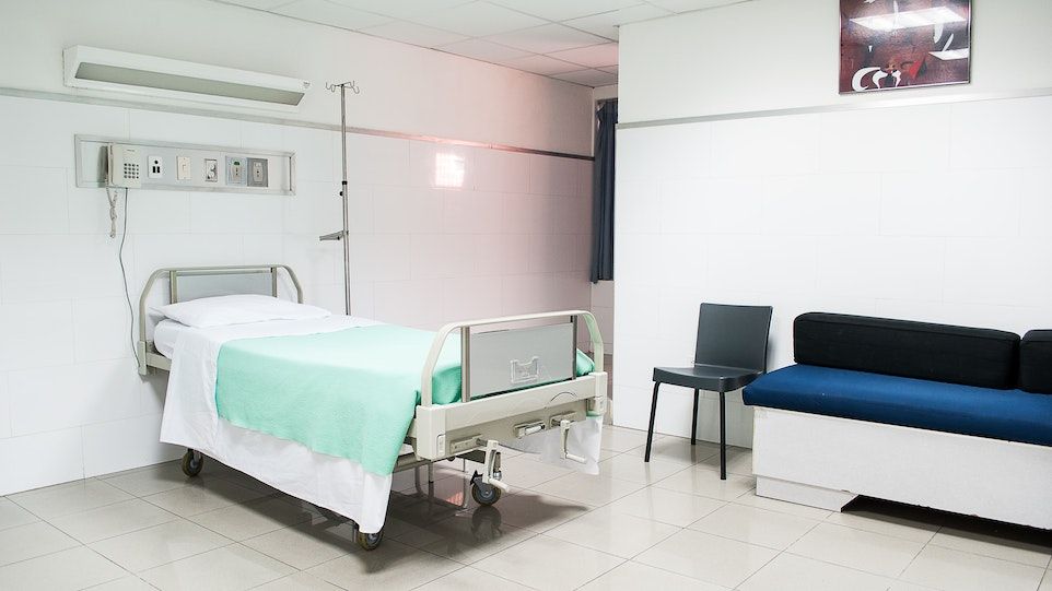 Leeres Krankenhauszimmer mit Krankenbett
