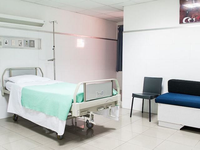 Leeres Krankenhauszimmer mit Krankenbett