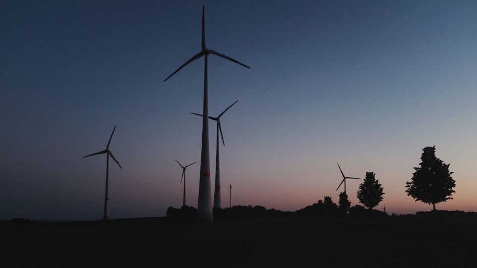 Windräder in der Abenddämmerung