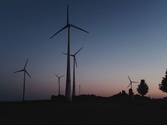 Windräder in der Abenddämmerung