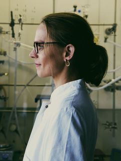 Laura De Laporte im Profil im Labor.