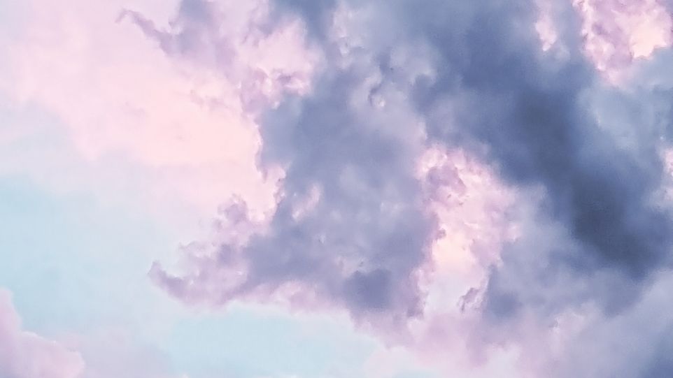 Das Bild zeigt einen wolkenverhangenen Himmel.