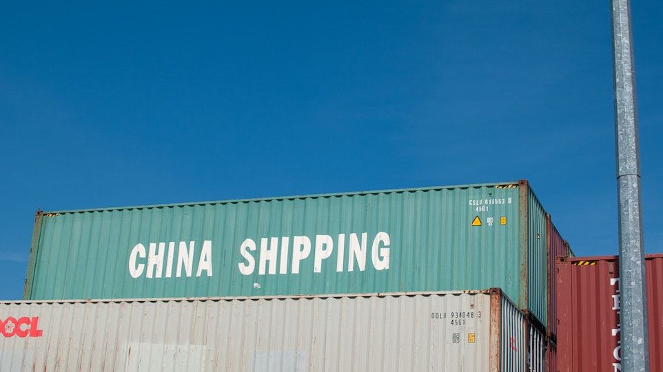 Container mit Aufschrift "China Shipping"