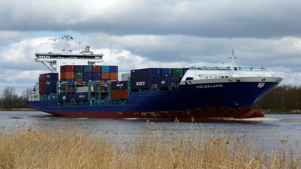 Containerschiff "Helgaland" im Nord-Ostsee-Kanal